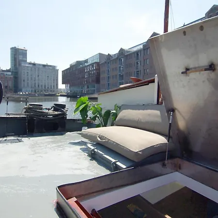Najade Eco Houseboat بيت ضيافة