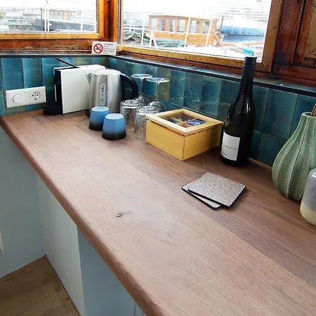 Najade Eco Houseboat بيت ضيافة
