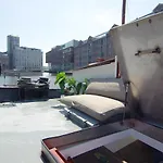 Najade Eco Houseboat 招待所