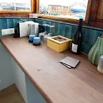 Najade Eco Houseboat 招待所